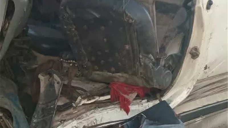 إصابة 11 شخصًا في تصادم ميكروباص وشاحنة نقل ثقيل بالطريق الزراعي بالبحيرة