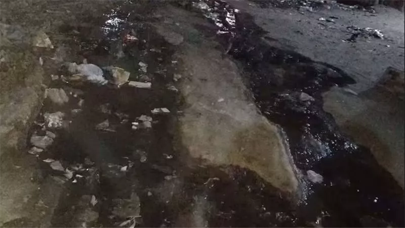  أهالي عزبة الطبالين بشبين القناطر يستغيثون من مياة الصرف حاصرت المنازل