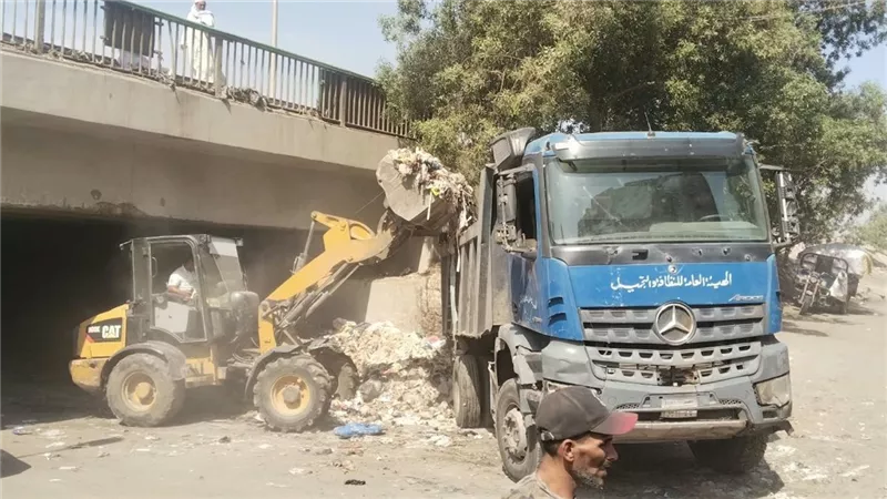 رفع 1500 طن مخلفات أسفل دائري المنيب بالجيزة