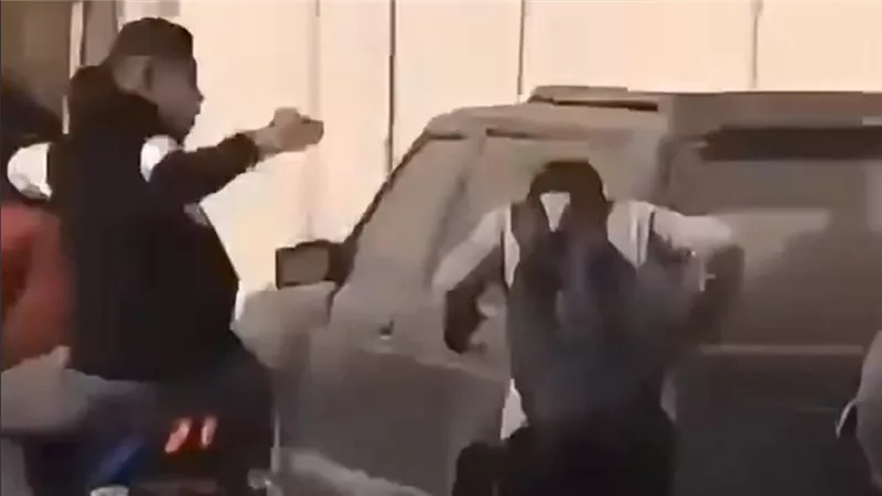 «هزار على حساب الناس».. شباب بالموتوسيكلات يثيرون استياء أهالي العمرانية 