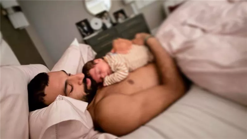 محمد صلاح يغازل طفله الجديد 