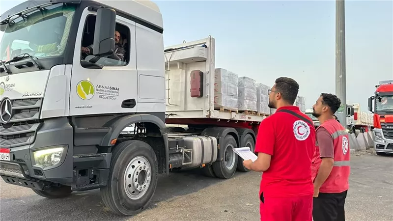 الهلال الأحمر المصري يطلق قافلة زاد العزة 289 محملة بـ3185 طن مساعدات لغزة