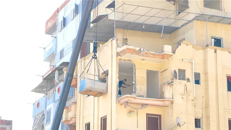 إزالة عقار محرم بك المائل في الإسكندرية واستخراج أثاث السكان