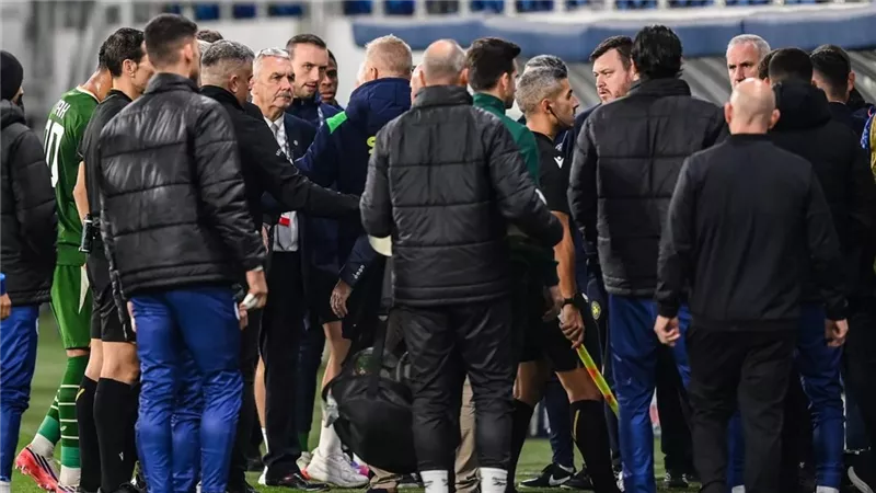 اتهام لاعب بالكيان الصهيوني بالبصق على عضو بجهاز أيرلندا ومدربها يصعد ضد يويفا