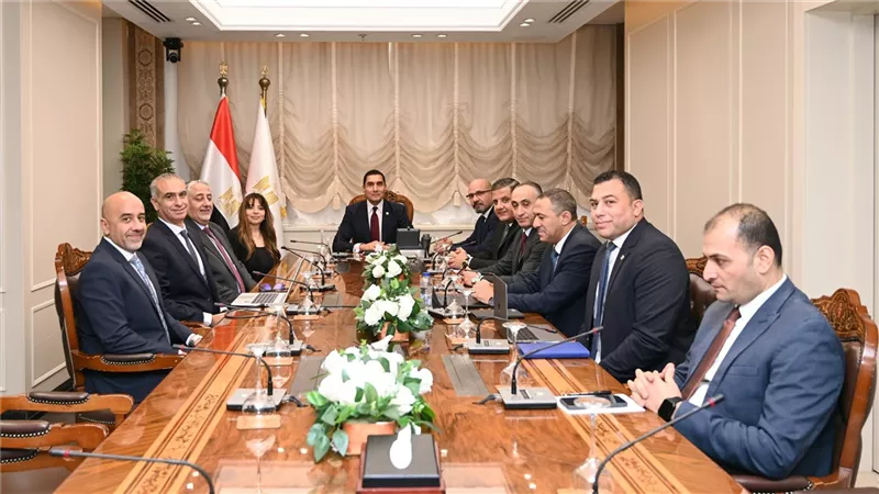 وزير الرياضة يبحث مع البنك الأهلي وروابط دعم المواهب وتطوير مراكز الشباب