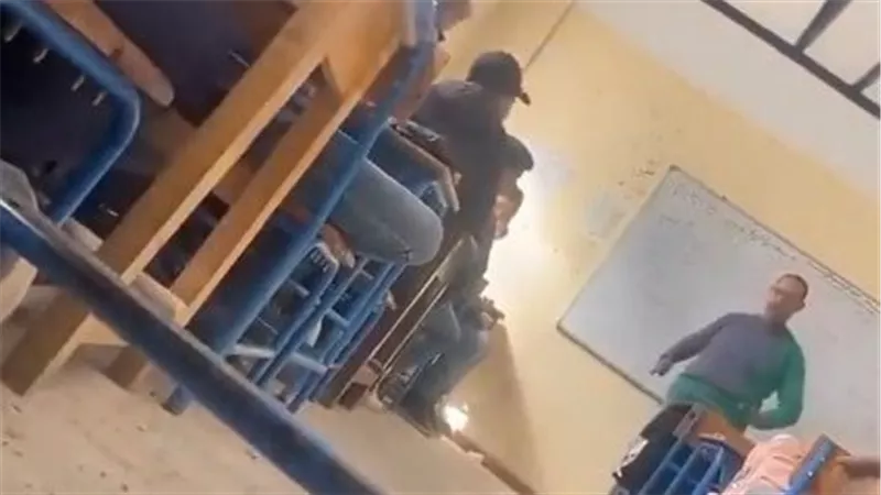 «لا أنا مدرس ولا محترم».. تهديدات صادمة من معلم داخل الفصل للطلاب.. ما القصة؟