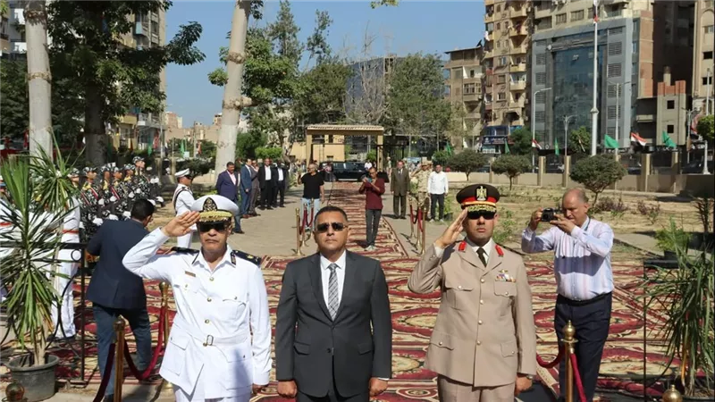 محافظ القليوبية يضع اكاليل الزهور على النصب التذكارى للجندى المجهول ببنها