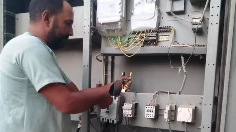 تركيب أعمدة وكشافات ليد وصيانة دورية لرفع كفاءة الشوارع والطرق بكوم أمبو 