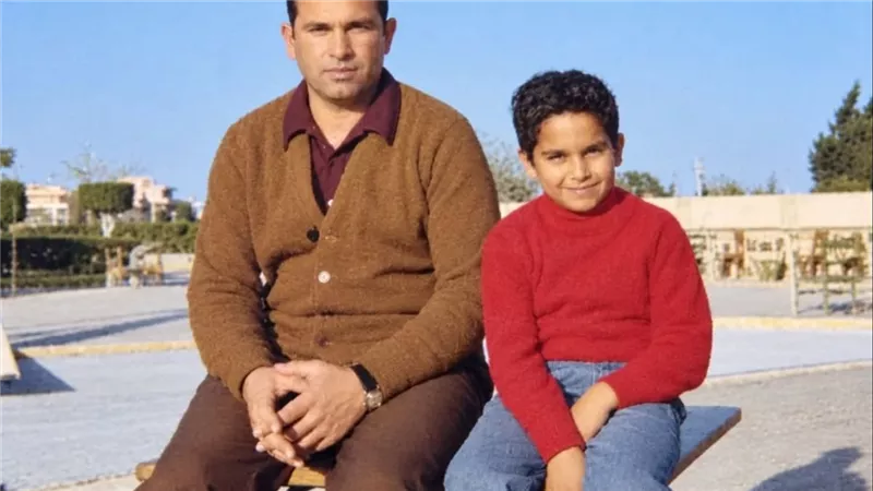 قبل حرب أكتوبر بـ3 أيام.. صورة نادرة تجمع طارق الشناوي بوالده الطيار ووصية لم ينساها