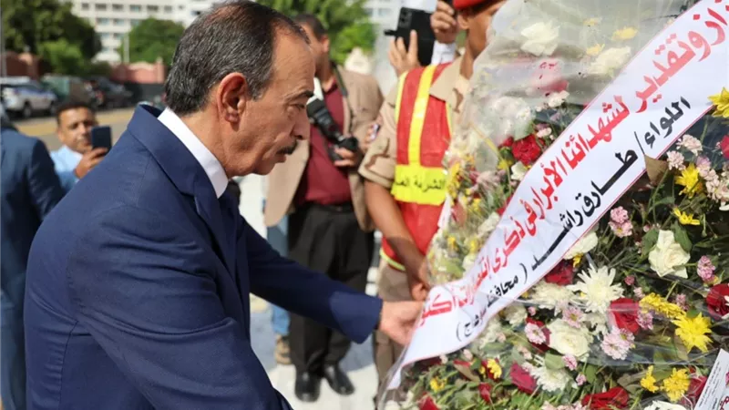 محافظ سوهاج يضع إكليلا من الزهور على النصب التذكاري لشهداء أكتوبر