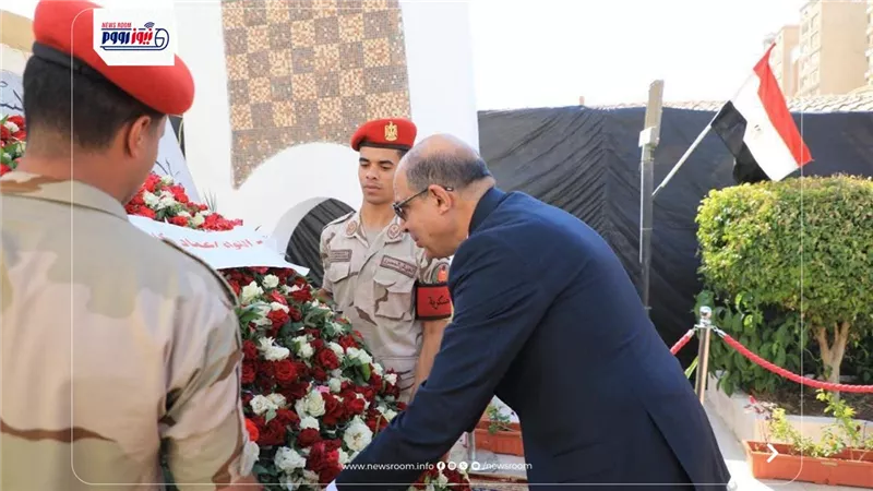 محافظ المنيا يضع إكليل الزهور بالنصب التذكاري للشهداء في الذكرى الـ53لـ أكتوبر