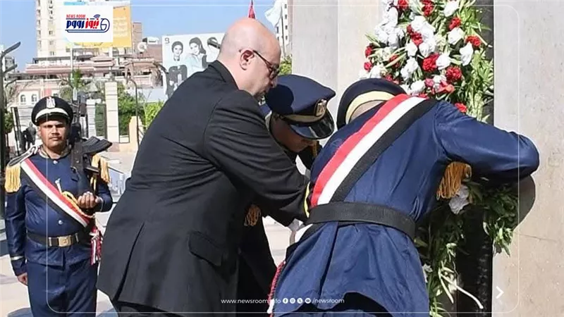 محافظ الفيوم يضع إكليلاً من الزهور على النصب التذكارى للشهداء بميدان قارون