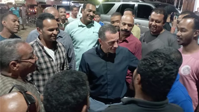 محافظ أسوان يتابع جهود النظافة والمبادرات المجتمعية