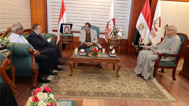 في ذكرى أكتوبر.. محافظ سوهاج يلتقي نقيب الأشراف بديوان عام المحافظة  