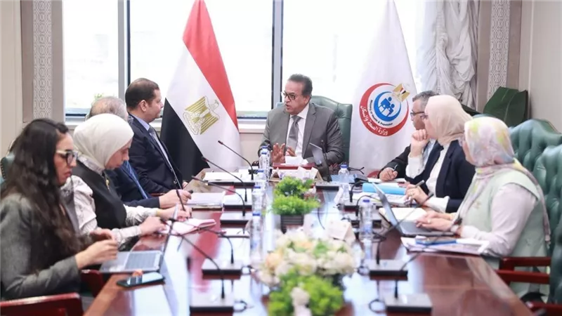 وزير الصحة يعقد اجتماعا لمتابعة معدلات الإنجاز في مشروع التأمين الصحي الشامل