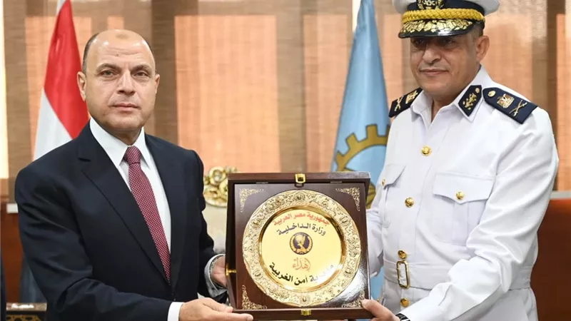 بمناسبة العيد القومي الـ228.. مدير أمن الغربية يهدي درعًا تذكاريًا لمحافظ الغر