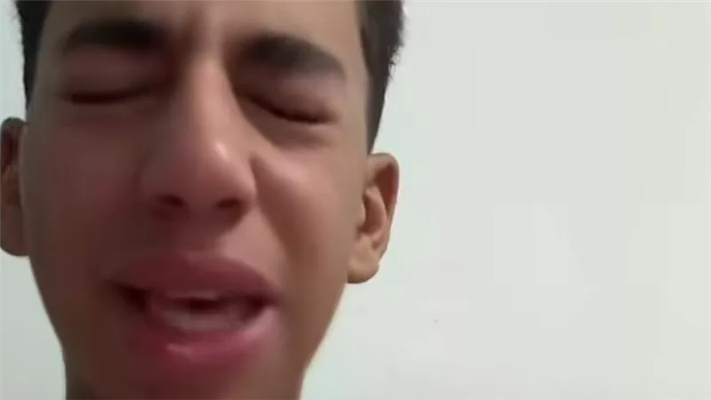 «مش عايز أخرج من البيت».. شاب ينهار بسبب التنمر على شكله 