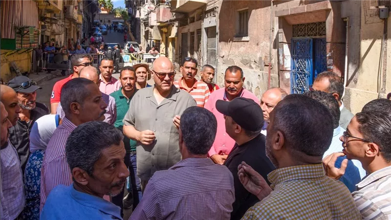 محافظ الإسكندرية يتفقد عقاري لامبروزو والمازني ويلتقي الأسر المتضررة