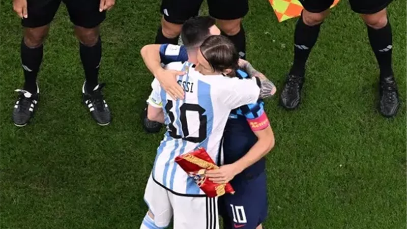 مودريتش يودع ميسي : عانيت كثيرًا أمامه.. إنه لاعب من نوع خاص