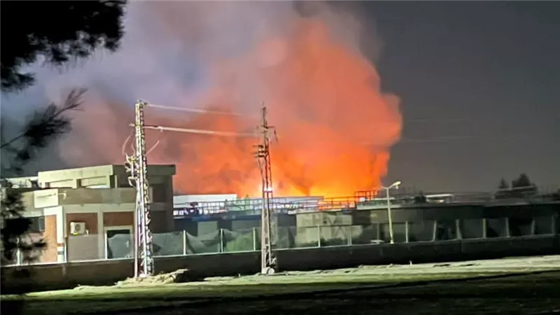 السيطرة على حريق اندلع بمحيط محطة صرف صحي 