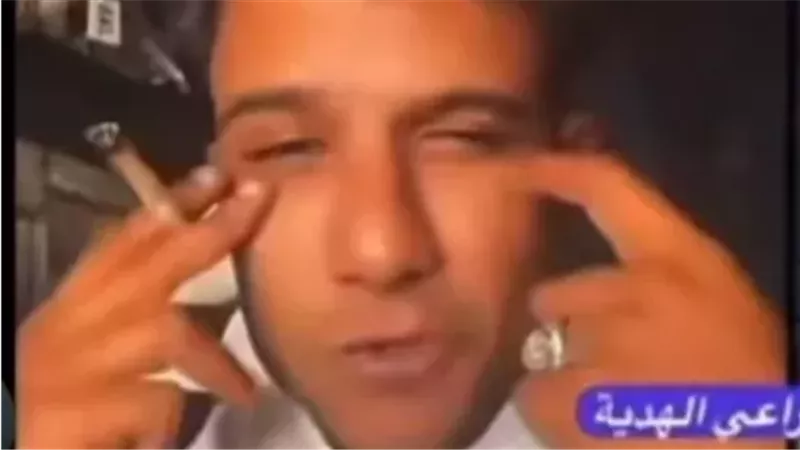 ماسك سيجارة ملفوفة.. عصام صاصا يثير الجدل من خلال ظهوره الأخير |صور