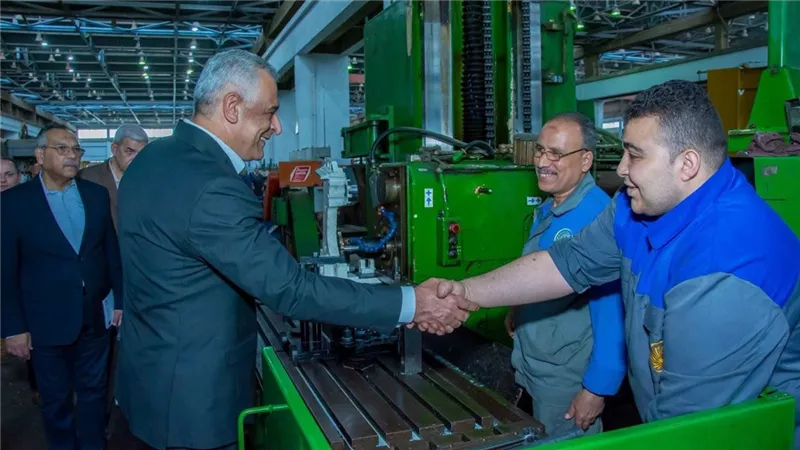 وزير الإنتاج الحربي يتفقد مصنع 100 الحربي ويوجه بتعظيم الاستفادة من الماكينات