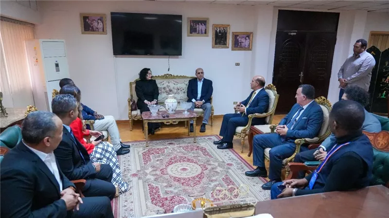 ياسر إدريس يستقبل رئيسة الاتحاد الدولي للريشة الطائرة في بطولة العالم للناشئين