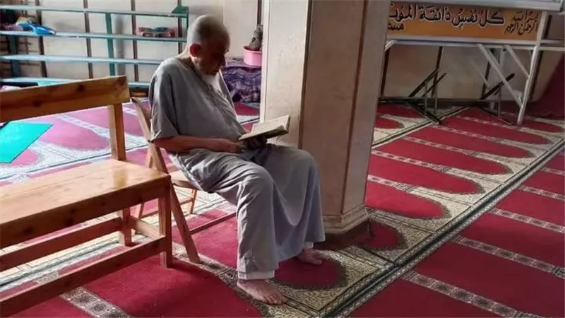 أهالى قرية سنتريس بالمنوفية يشيعون جثمان المسن المقتول على يد نجله بالغربية