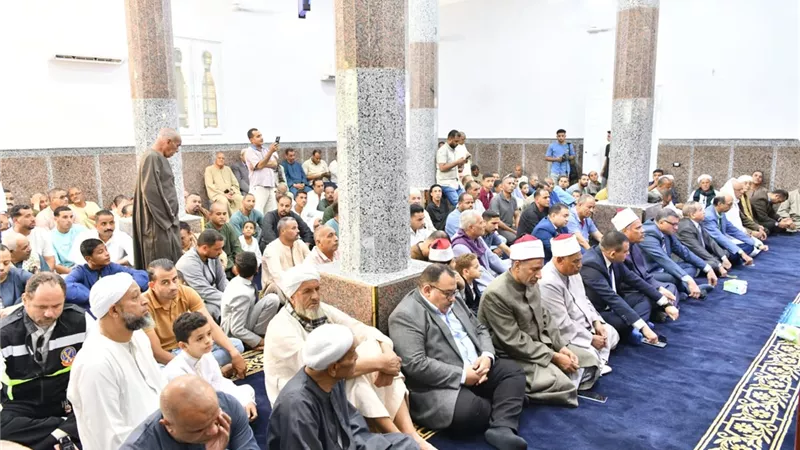 محافظ قنا يفتتح مسجد 