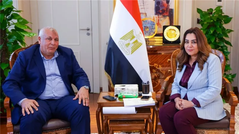 وزيرة التنمية المحلية تبحث مع محافظ مطروح تطوير منظومة النظافة وإزالة التعديات