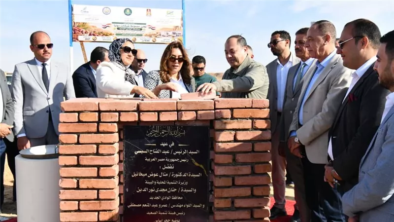 منال عوض تضع حجر الأساس لمجمع التمور والصناعات الغذائية بالخارجة لدعم الاستثمار