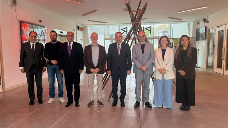 وزير التعليم العالي يبحث مع رئيس جامعة بروكسل تعزيز التعاون الأكاديمي والبحثي