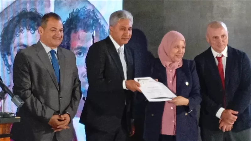 وزير السياحة يكرم فريق العمل المصري والإيطالي بعد ترميم أحد بورتريهات الفيوم