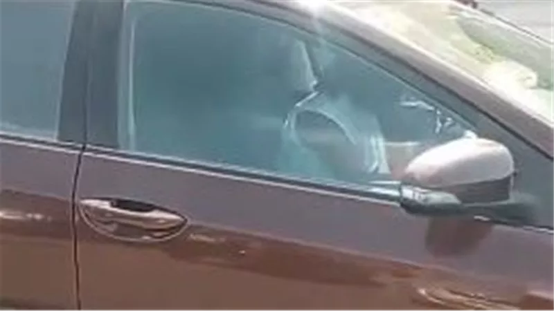 خبطت البايك ومشيت..مواطن يستغيث بعد اصطدام سيدة بدراجته النارية بالتجمع الخامس