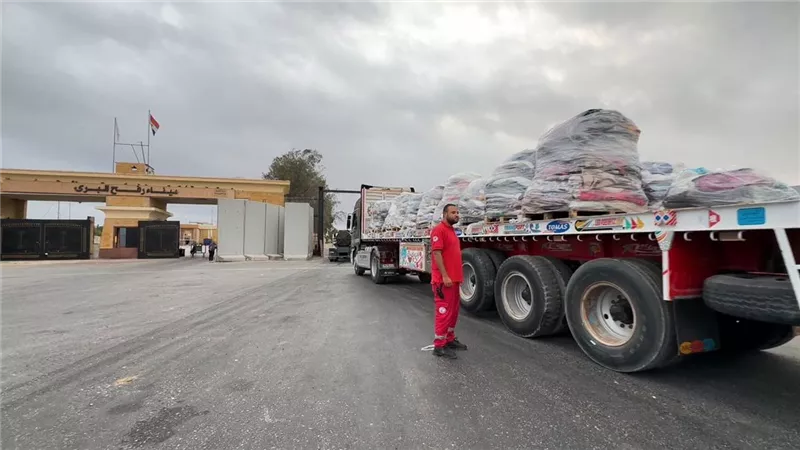استعدادًا للشتاء.. الهلال الأحمر يدفع بـ1160 خيمة و6380 بطانية إلى قطاع غزة