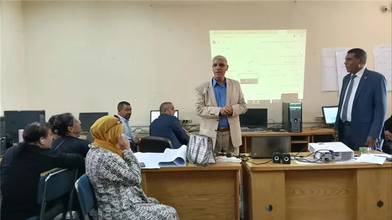 وكيل وزارة التربية والتعليم بقنا، يتابع فعاليات تدريب المعلمين بمقر الأكاديمي