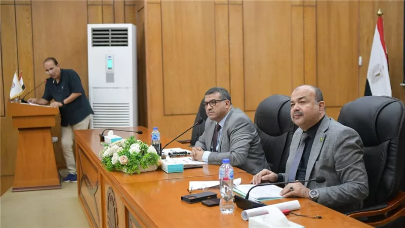 محافظ قنا يوجه بحصر الأماكن المقترحة لتنفيذ المشايات المعدنية أعلى الترع بمراك