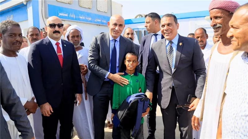بعد انتشار فيديو له أثناء تحية العلم.. وزير التعليم يلتقي طالبا بشلاتين ويشيد باعتزازه بوطنه
