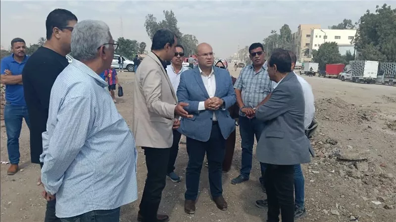 لمواجهة التكدسات المرورية.. نائب محافظ الجيزة يتفقد استكمال توسعة ورصف طريق المنصورية بأبو النمرس