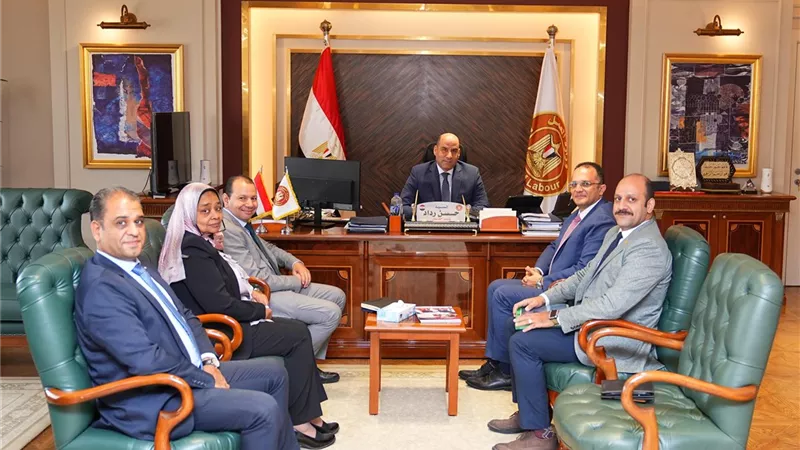 وزير العمل يبحث مع رئيس جامعة الجلالة تعزيز التعاون وتوفير فرص عمل للشباب
