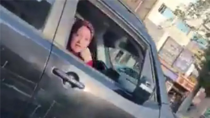 «حياة الصغير والمواطنين في خطر».. استغاثة عاجلة بسبب قيادة طفل سيارة 