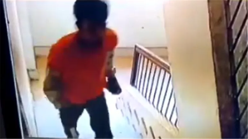 كاميرا مراقبة توثق محاولة اقتحام منزل طالب بسيف بسبب 25 جنيه أجرة توك توك