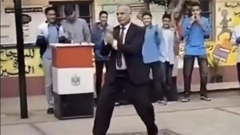 مدير مدرسة يفاجئ الطلاب باستعراض مهاراته في الكاراتيه خلال طابور الصباح بالدقهلية