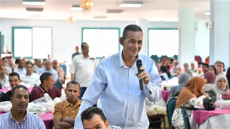 محافظ قنا يشارك العاملين بالديوان العام الإفطار الجماعي ويعقد لقاءً مفتوحًا 