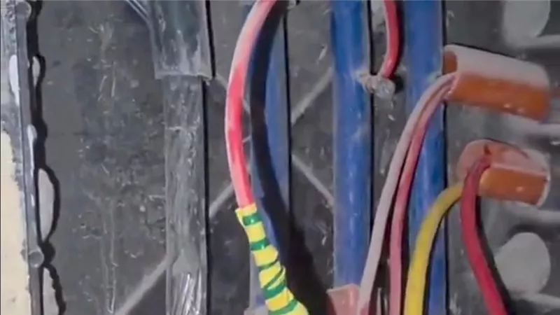  سرقة الكهرباء بطريقة خطيرة.. أسلاك مكشوفة قد تتحول إلى مصيدة للموت 
