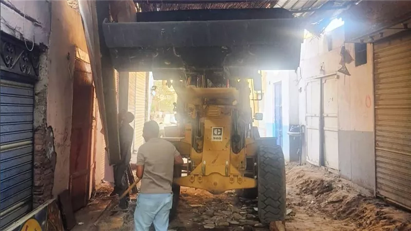 محافظ أسوان يتابع تنفيذ أعمال الخطة الإستثمارية لتطوير الطرق بدراو
