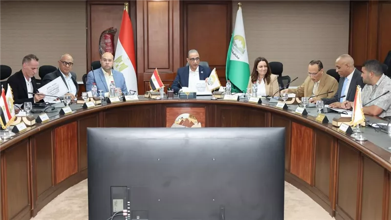 محافظ الجيزة يبحث شكاوى المواطنين بمنشأة القناطر والحوامدية وكرداسة والهرم ويوجه بسرعة حلها 