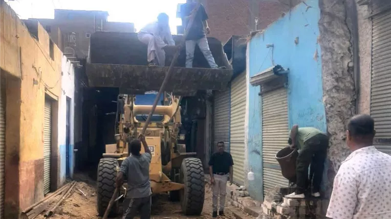 محافظ أسوان يتابع تنفيذ أعمال الخطة الإستثمارية لتطوير الطرق بدراو 