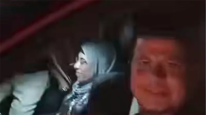 قبل ما يفرح بعروسته.. عريس يزور قبر والده في زفة زفافه بالمنوفية | فيديو