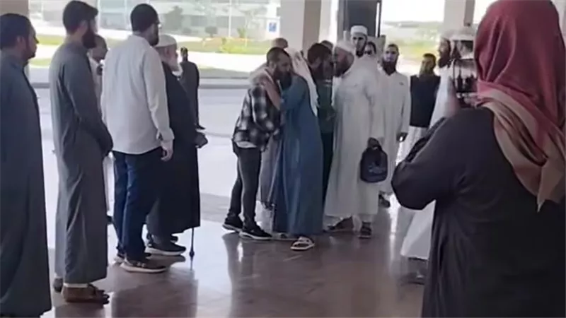 عاد من العمرة فاستقبله وجع الفقد.. لحظات مؤثرة لوالد ضحايا حادث الضبعة